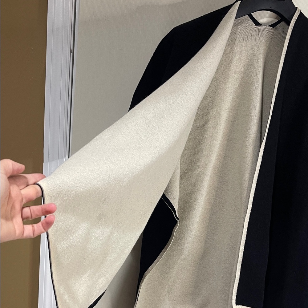 Kerisma Reversible Two Tone Elegant Black and Cream Women’s Poncho Wrap Like New - Picture 7 of 9